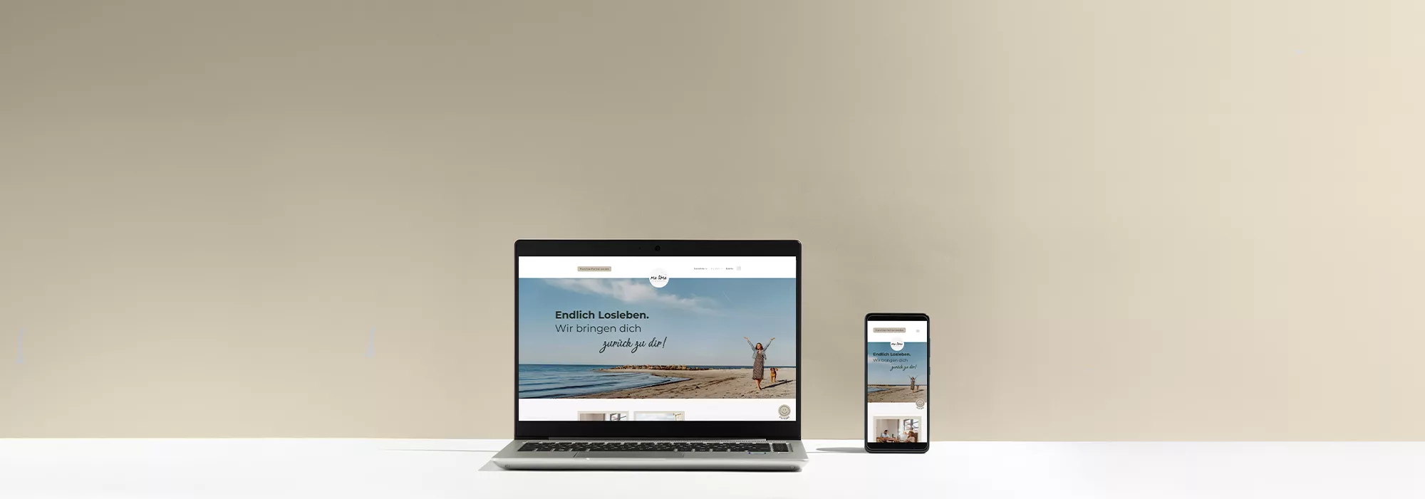 Mockup von me time mit Laptop und Handy, zeigen Ausschnitt von Webseite